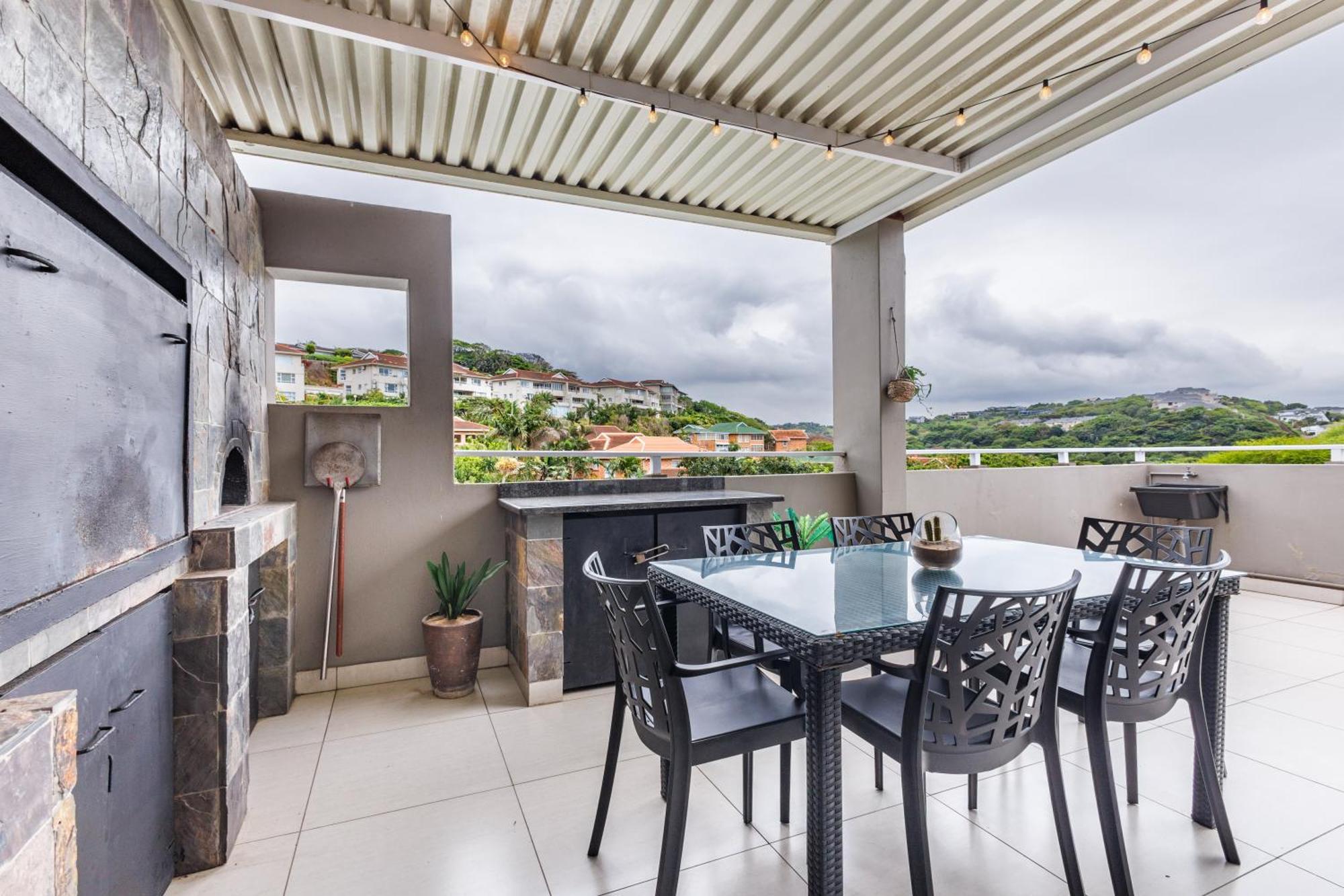 Beachside Escape In - Pizza Oven, Pool, Back - Up Power * Ballito